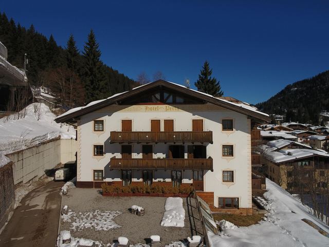 Facciata innevata di Hotel Perla