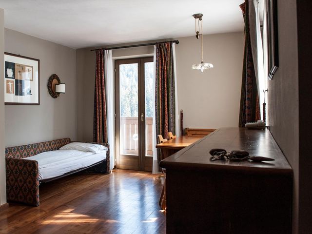Camera con divano letto e accesso diretto al balcone