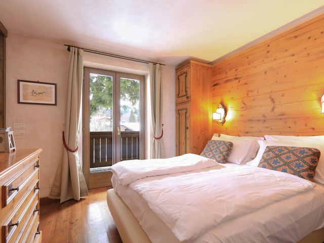 Camera Superior con vista sulle Dolomiti, letto matrimoniale e arredi in legno chiaro