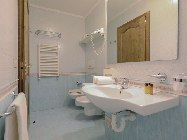 Bagno privato con rivestimento in maiolica azzurra