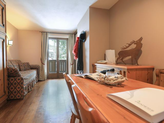 Sala da pranzo della suite con dettagli in legno e appendiabiti